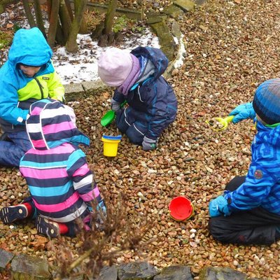 Kinder spielen mit Eimern und Schaufeln